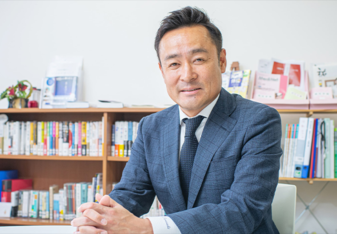 代表取締役社長　岩﨑英治